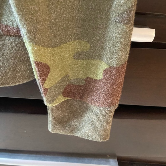 ABOUND SWEATSHIRT in TRENDY OLIVE CAMO PRINT NWT - Picture 6 of 7